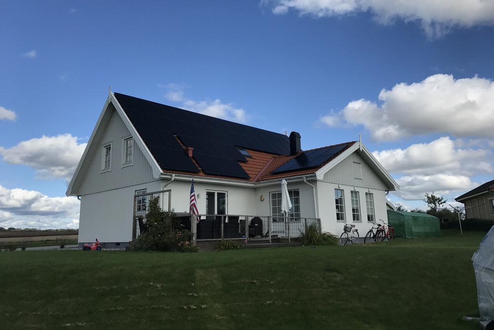 Solceller på ett villatak